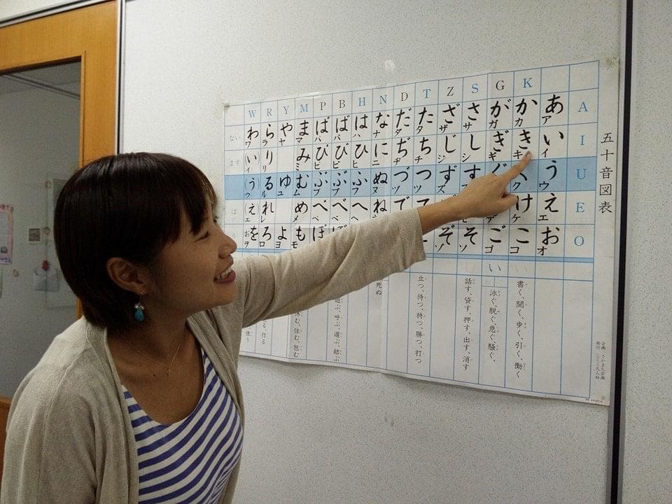 AtoZランゲージセンターで日本語を教える西尾先生